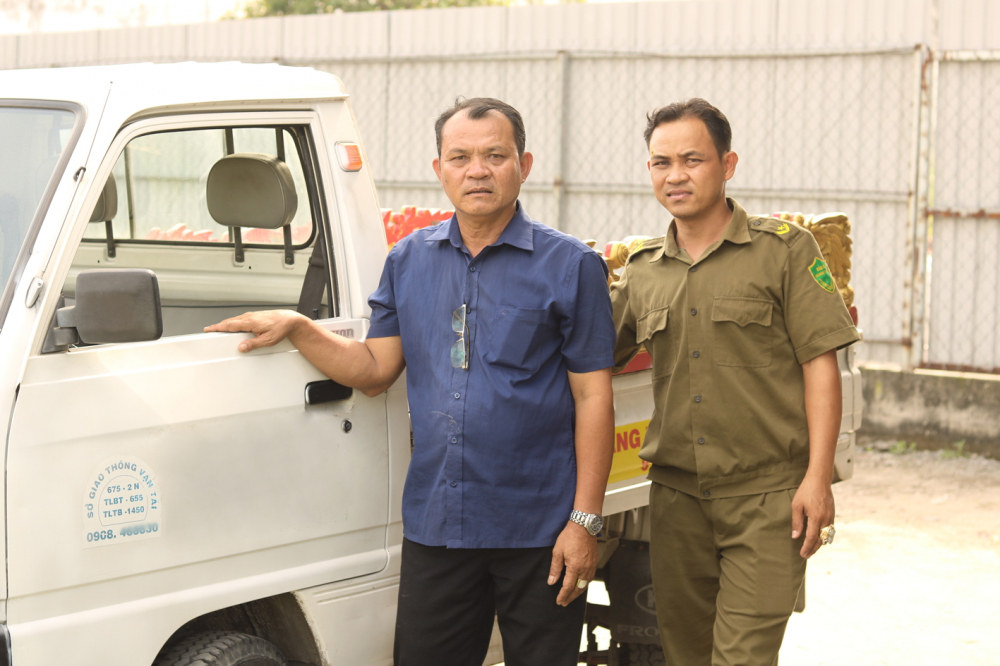 Ông Lê Văn Sang và con trai cùng tham gia lực lượng bảo vệ an ninh trật tự và đồng hành trong hoạt động mai táng từ thiện - ẢNH: MẪN NHI