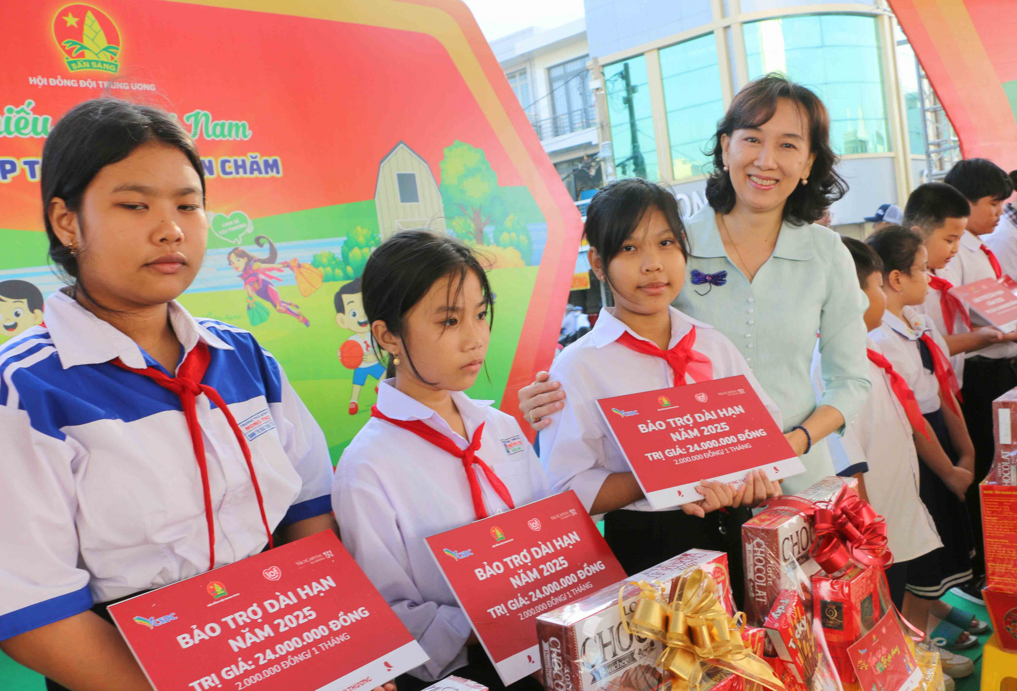 Lãnh đạo UBND tỉnh An Giang tặng quà cho các em. Ảnh: Duy Anh