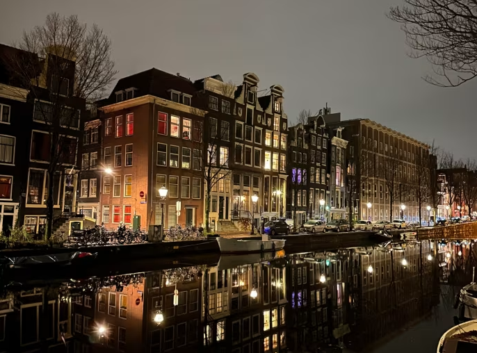 Amsterdam, Hà Lan: Amsterdam đã có chiến dịch ngăn chặn quá tải du lịch nhưng 2025 là một câu chuyện khác khi thủ đô Hà Lan kỷ niệm 750 năm thành lập (27/10/2025). Có rất nhiều sự kiện thú vị trong thời điểm này và nên trải nghiệm điểm lưu trú mới là Rosewood Amsterdam, sẽ dumở cửa vào mùa xuân năm nay. Rosewood nằm trong khu kênh đào được UNESCO công nhận là Di sản thế giới và nhìn ra Prinsengracht, một trong những tuyến đường thủy đẹp nhất của thành phố. Bạn có thể len lỏi qua những kênh đào quyến rũ và ngắm nhìn những khung cảnh được trang trí công phu Ảnh: iStock