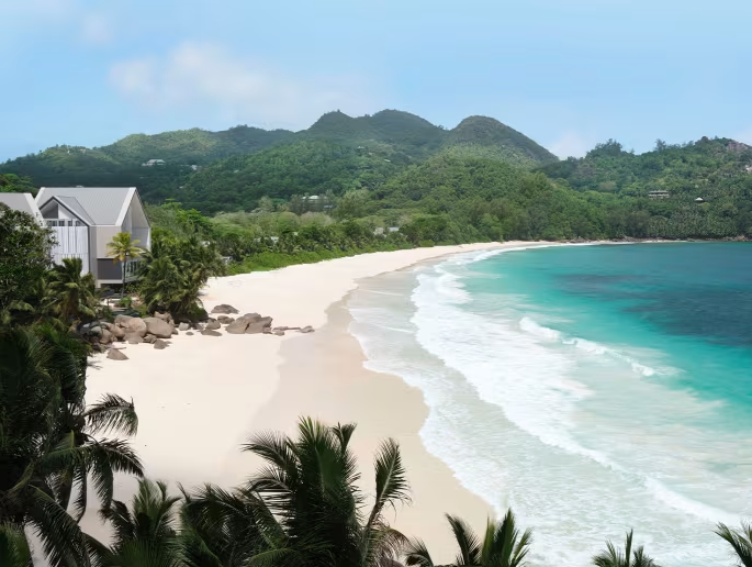 Quốc đảo Seychelles: Nằm ở Ấn Độ Dương, Seychelles là sự kết hợp sang trọng, thiên nhiên và riêng tư. Quốc đảo này không chỉ thu hút bằng vẻ đẹp mà còn bằng cam kết du lịch bền vững và các hoạt động du lịch sinh thái - Ảnh: Cheval Blanc Seychelles