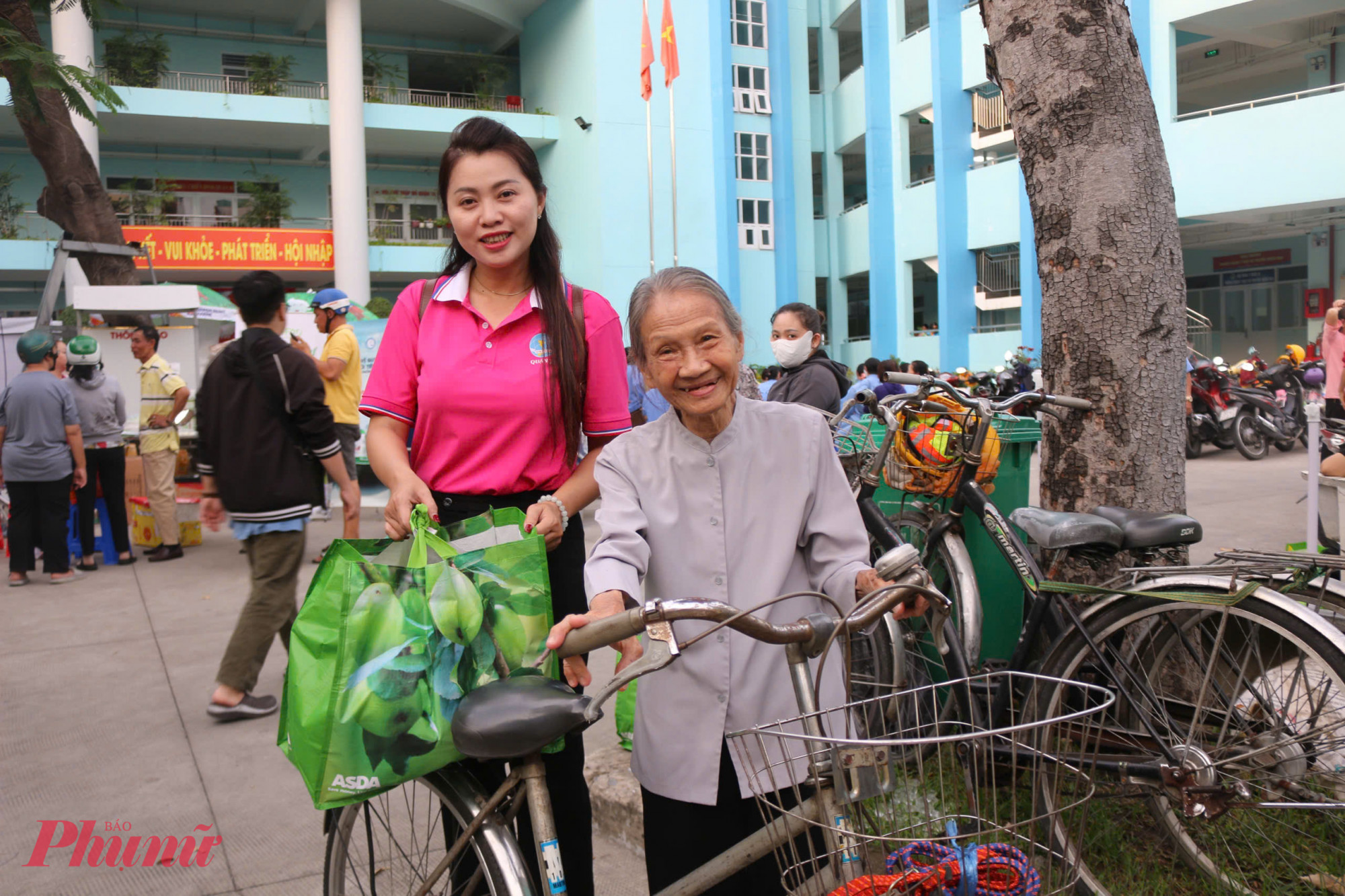 Bà Nguyễn Thị Tuyết Nga (83 tuổi, cư trú tại cư xá Lý Thường Kiệt, phường 6) hào hứng đạp xe đến nhận quà. Là phụ nữ neo đơn, không con cháu, bà sống nhờ vào khoản trợ cấp người già chỉ 500.000 đồng mỗi tháng. Cầm trên tay món quà Tết, bà xúc động chia sẻ: “Nhận được quà vui lắm, nhiều đây là đủ ăn Tết rồi