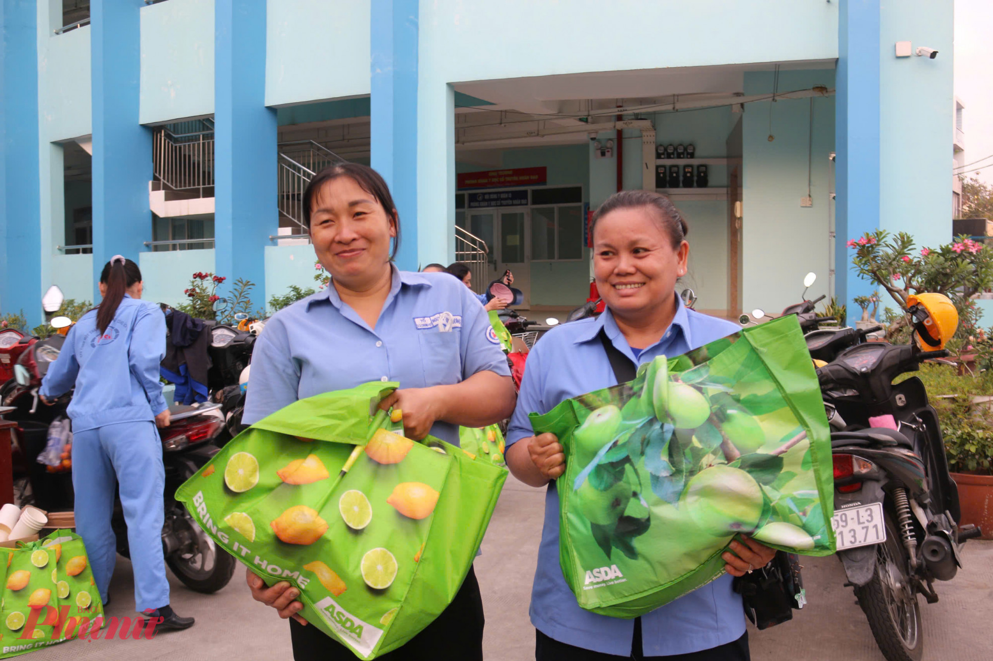 Dịp này, 31 phần quà cũng được trao đến các chị nữ công nhân vệ sinh dịch vụ công ích quận 10 ( mỗi phần quà 300.000 đồng). Chị Nguyễn Thị Ngọc Hương (bìa trái) -chia sẻ: Tết đến, công việc của chúng tôi bận rộn gấp đôi, nên ít có thời gian sắm sửa. Nhận được những phần quà nhu yếu phẩm này, gia đình tôi cảm thấy ấm áp và đủ đầy hơn trong những ngày Tết