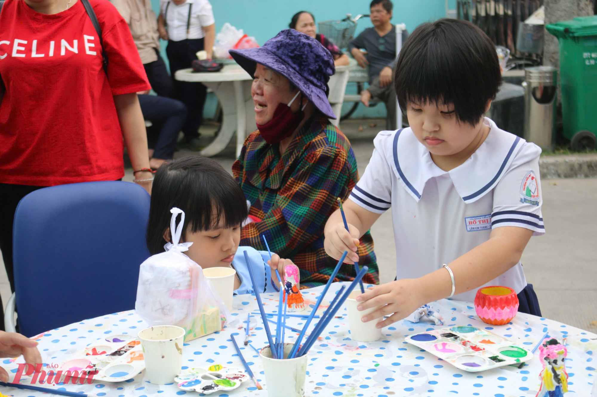 Ngày hội xuân còn diễn ra các gian hàng trò chơi như tô tượng, bịt mắt đập dưa, nhảy lò cò  dành cho các em thiếu nhi