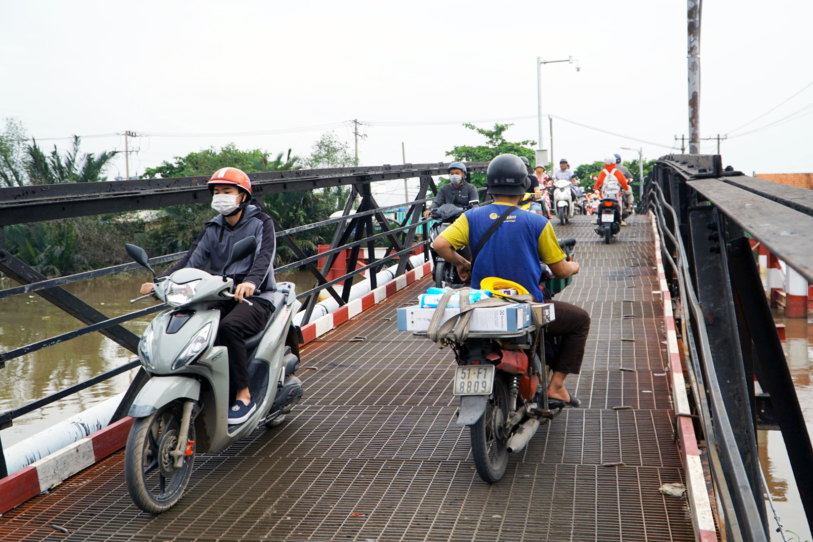 Cầu Rạch Tôm trên đường Lê Văn Lương (huyện Nhà Bè) được xây dựng trước năm 1975, đến nay đã xuống cấp - ẢNH: VŨ QUYỀN 