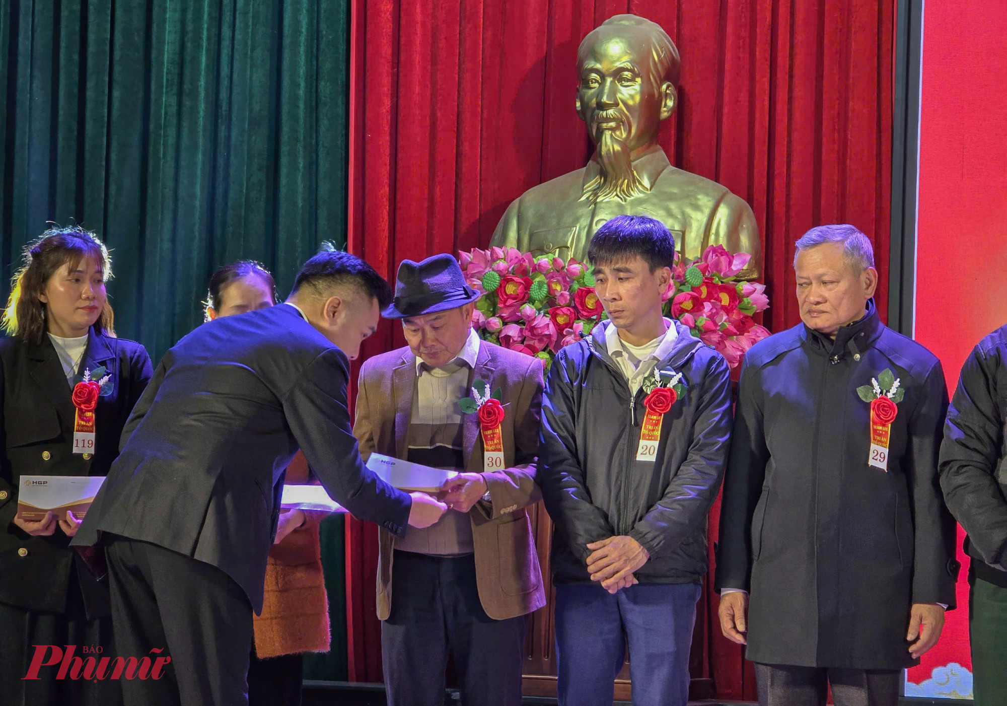 Trong chương trình, Lãnh đạo Tỉnh đoàn Nghệ An cùng các nhà tài trợ cũng đã trao các phần quà tết cho thân nhân, gia đình các liệt sĩ.