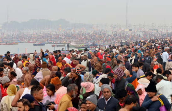 Trong khi lễ hội Kumbh Mela thường được tổ chức ba năm một lần, luân phiên giữa một số thành phố linh thiêng trên bờ các con sông này, Maha Kumbh Mela chỉ diễn ra 12 năm một lần. Maha có nghĩa là vĩ đại, và sự kiện này thu hút nhiều tín đồ nhất vì được coi là điềm lành và linh thiêng nhất trong chu kỳ.  Lễ hội bắt nguồn từ niềm tin của người Hindu rằng thần Vishnu đã lấy một chiếc bình đựng mật hoa bất tử từ quỷ dữ và nhỏ những giọt mật hoa đó xuống Trái đất tại địa điểm của các thành phố linh thiêng.