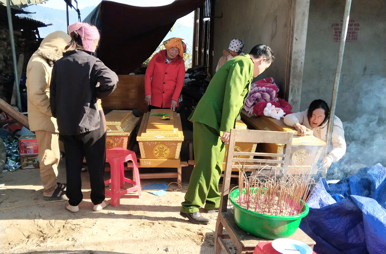 Sau khi hoàn tất khám nghiệm, cơ quan chức năng bàn giao thi thể các nạn nhân cho gia đình lo hậu sự - Ảnh: Khánh Trung