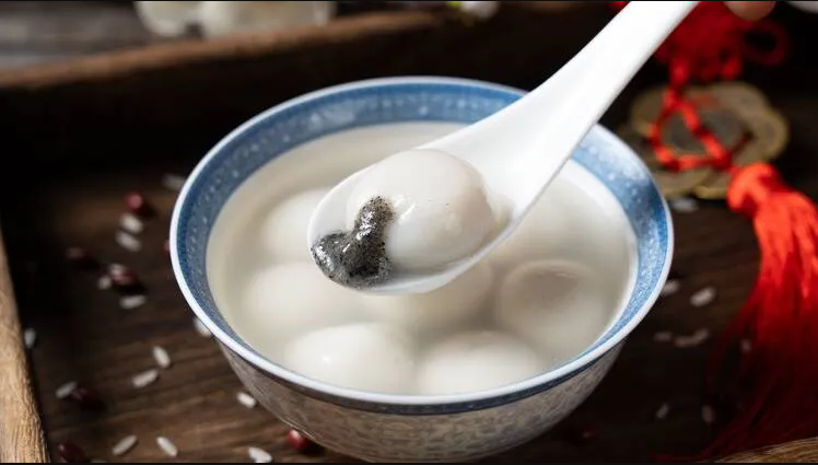 Bánh trôi nước: Hình tròn của mỗi viên trôi nước tượng trưng cho sự trọn vẹn, đoàn tụ và cả gia đình cùng thưởng thức trong các buổi họp mặt - Ảnh: Shutterstock