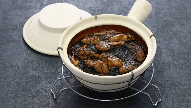 Hàu khô và rêu đen: Tiếng Quảng Đông gọi là “ho see fat choy”. Ăn món này sẽ mang lại sự may mắn và giàu có - Ảnh: Shutterstock