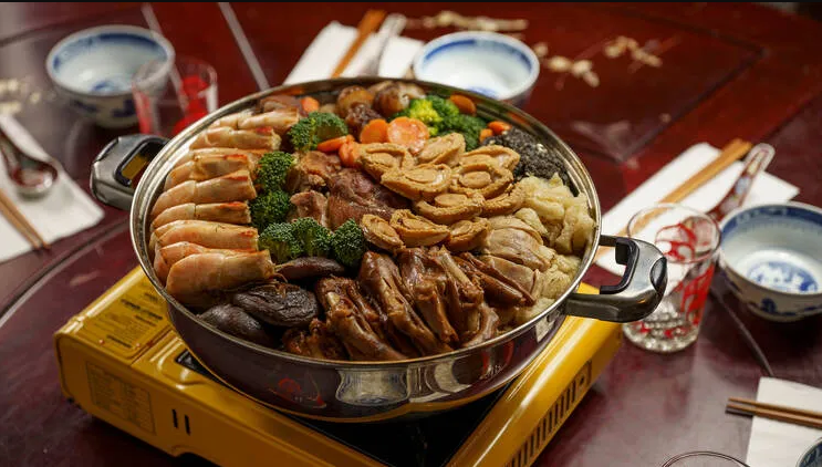 Poon choi: Đây là món hầm gồm các thành phần may mắn như bào ngư, nấm hương, tôm … Gia đình, bạn bè sẽ cùng thưởng thức Poon choi trong ngày tết - Ảnh: Shutterstock