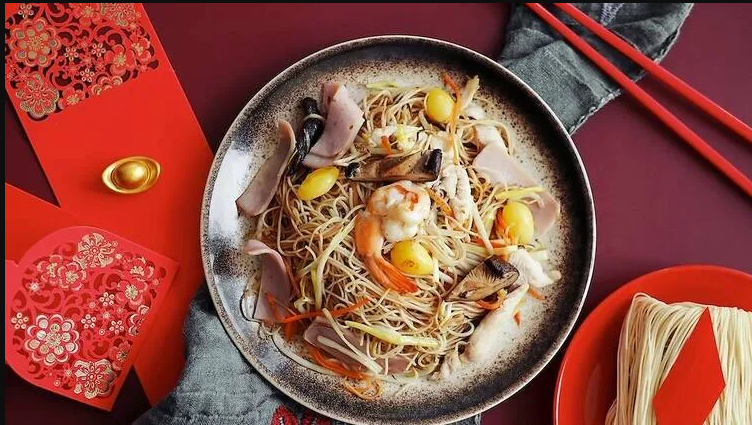Mì trường thọ: Hình dạng dài của mì tượng trưng cho sự trường thọ và may mắn. Sợi mì phải dài và nguyên vẹn để có cuộc sống trường thọ. Nhiều quốc gia châu Á cũng có các món mì may mắn được ăn trong Tết Nguyên đáng như japchae ở Hàn Quốc hay misua ở Singapore và Malaysia. 