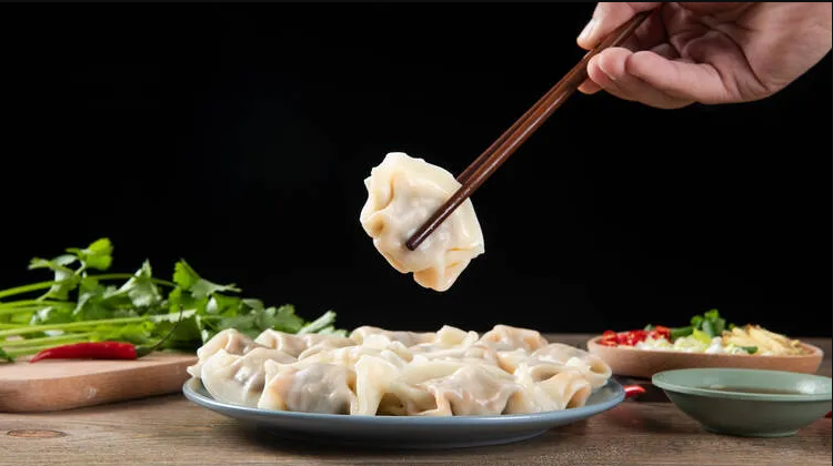 Sủi cảo: Gia đình sẽ cùng nhau gói và ăn sủi cảo vào dịp tết. Hình dáng của nó giống như thỏi vàng, ăn càng ăn nhiều sủi cảo thì càng có nhiều tiền - Ảnh: Shutterstock
