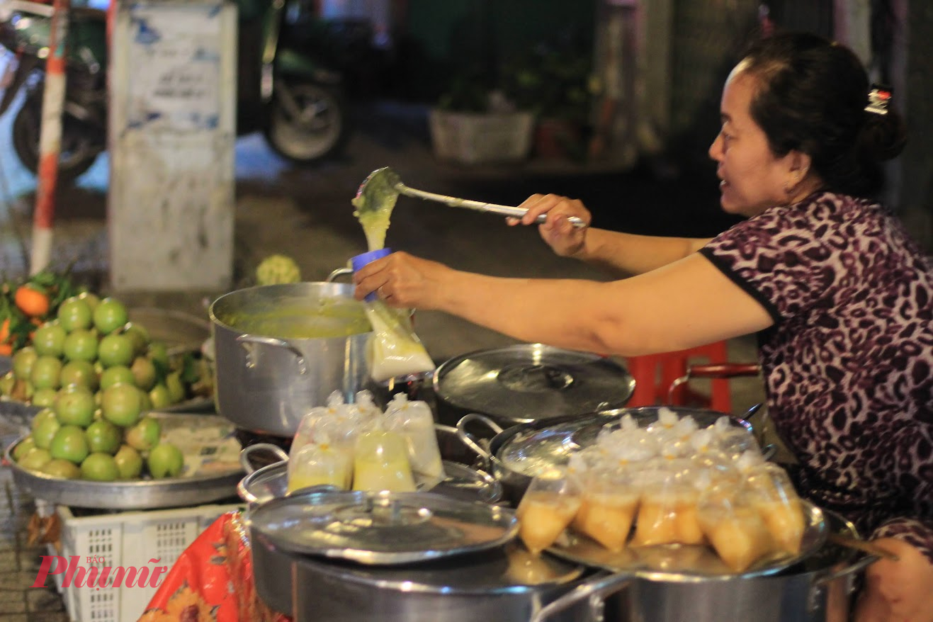 Để phục vụ khách mua mang về tốt hơn, khi ngơi khách, chị lại thoăn thoắt múc chè vào bao, để sẵn. Khách ghé mua, chỉ cần chọn loại chè, thanh toán và rời đi.