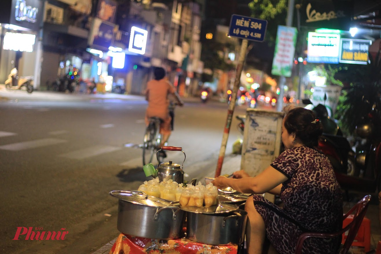 Đêm dần về khuya, các nồi chè của gánh hàng cũng vơi dần, con đường Nguyễn Kiệm cũng thưa hẳn bóng người. 