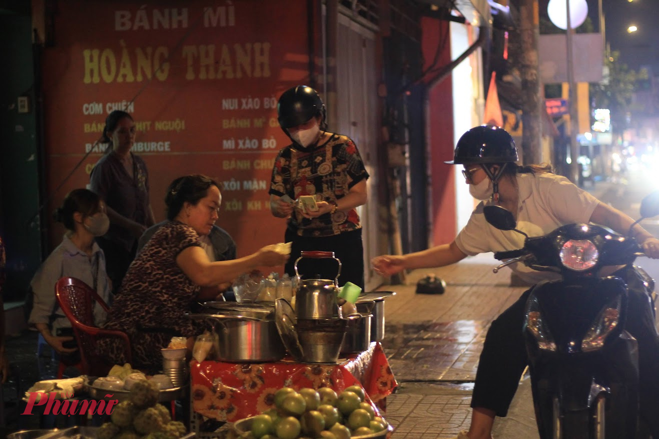 Gánh chè bà Sáu bán 5 món: Chè chuối chưng, chè trôi nước, chè táo xọn, chè đậu trắng, chè đậu xanh bột báng. Mỗi món được đựng riêng biệt trong một chiếc nồi to, sạch sẽ, nóng hổi, xếp gọn gàng trên một chiếc bàn mũ. Kế bên, phần chén, muỗng được xếp ngăn nắp. Bà Sáu có thêm vài chiếc ghế nhỏ dành cho khách ăn tại chỗ