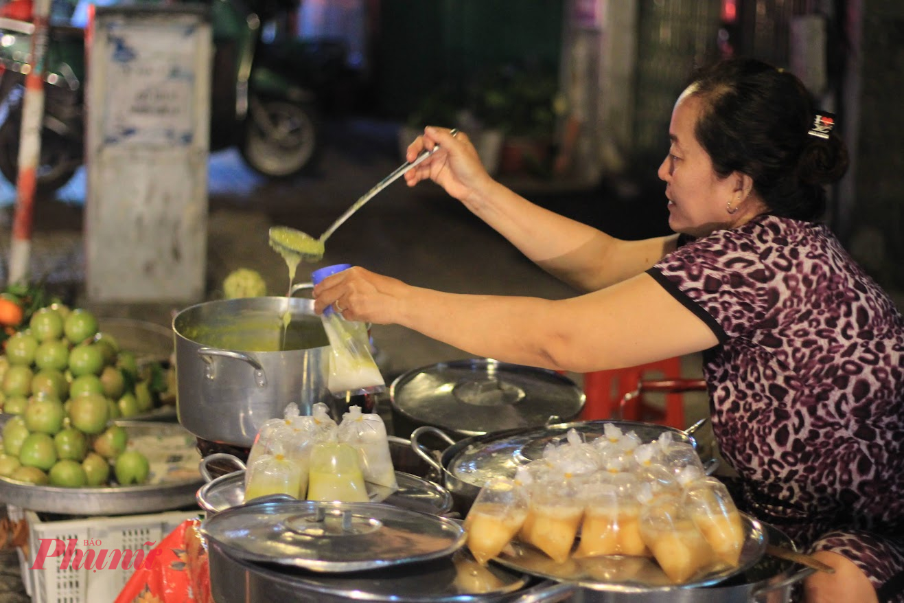 Khi chúng tôi trở lại vào đầu tháng 1, chiếc đèn dầu đã không còn nữa. Và người tay múc chè, tay bán cho khách cũng không phải là bà cụ mà là một người phụ nữ trung niên. Theo chia sẻ, chị bán trái cây gần bà và không có bà con với bà. Thấy dì lớn tuổi nên tôi phụ dì khi rảnh rỗi.