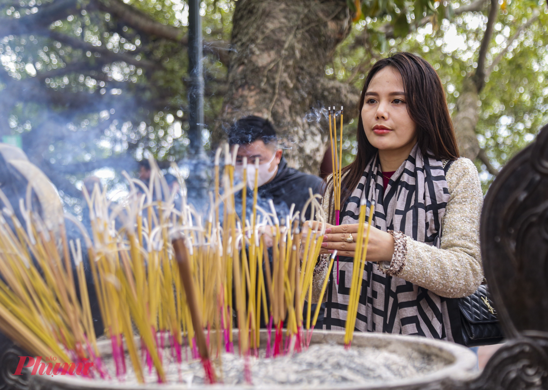 Người dân chắp tay thành kính lễ tạ phía bên ngoài sảnh phủ chính.