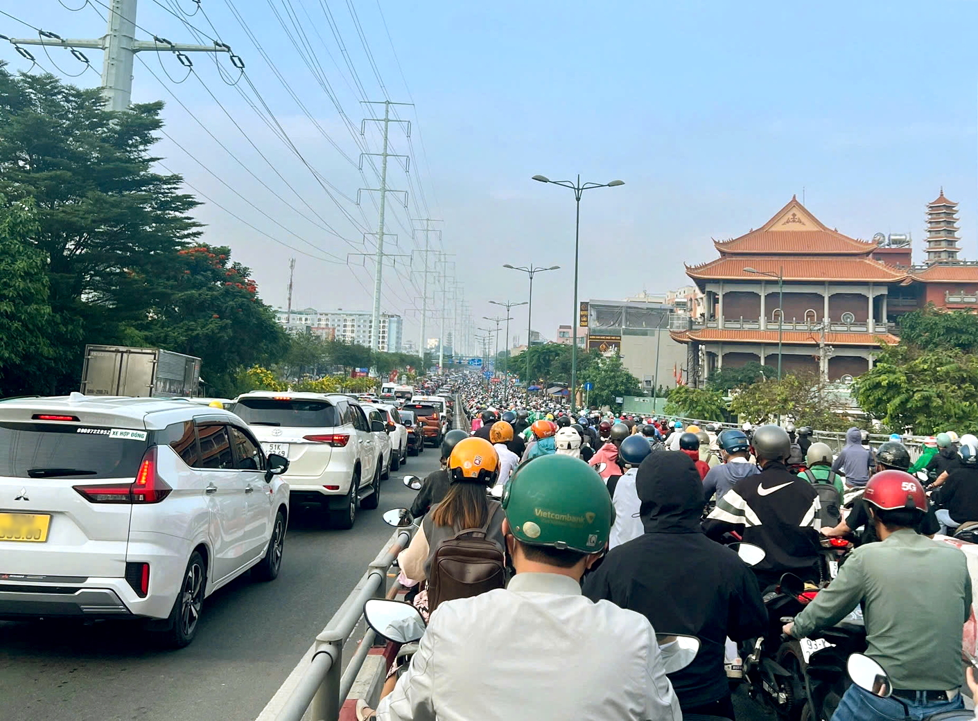 Đoạn đường qua dốc cầu Bình Lợi (quận Bình Thạnh)  về hướng sân bay Tân Sơn Nhất kẹt cứng trong ngày đầu tuần 13/1 - ẢNH: Q.T.