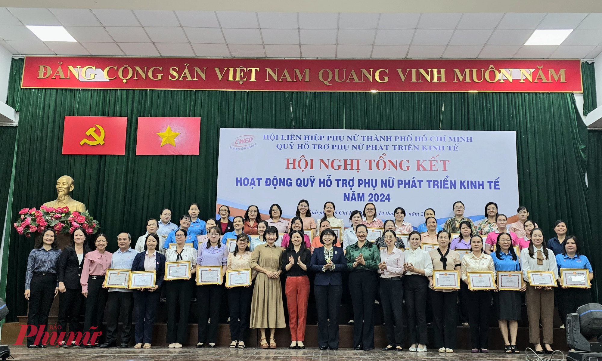 Tại hội nghi, Quỹ Hỗ trợ phụ nữ phát triển kinh tế tặng Giấy khen cho 39 cá nhân là công tác viên, nhân viên CWED tiêu biểu, nỗ lực, sáng tạo vượt khó, đóng góp vào hoạt động quản lý, phát triển nguồn vốn CWED năm 2024. 