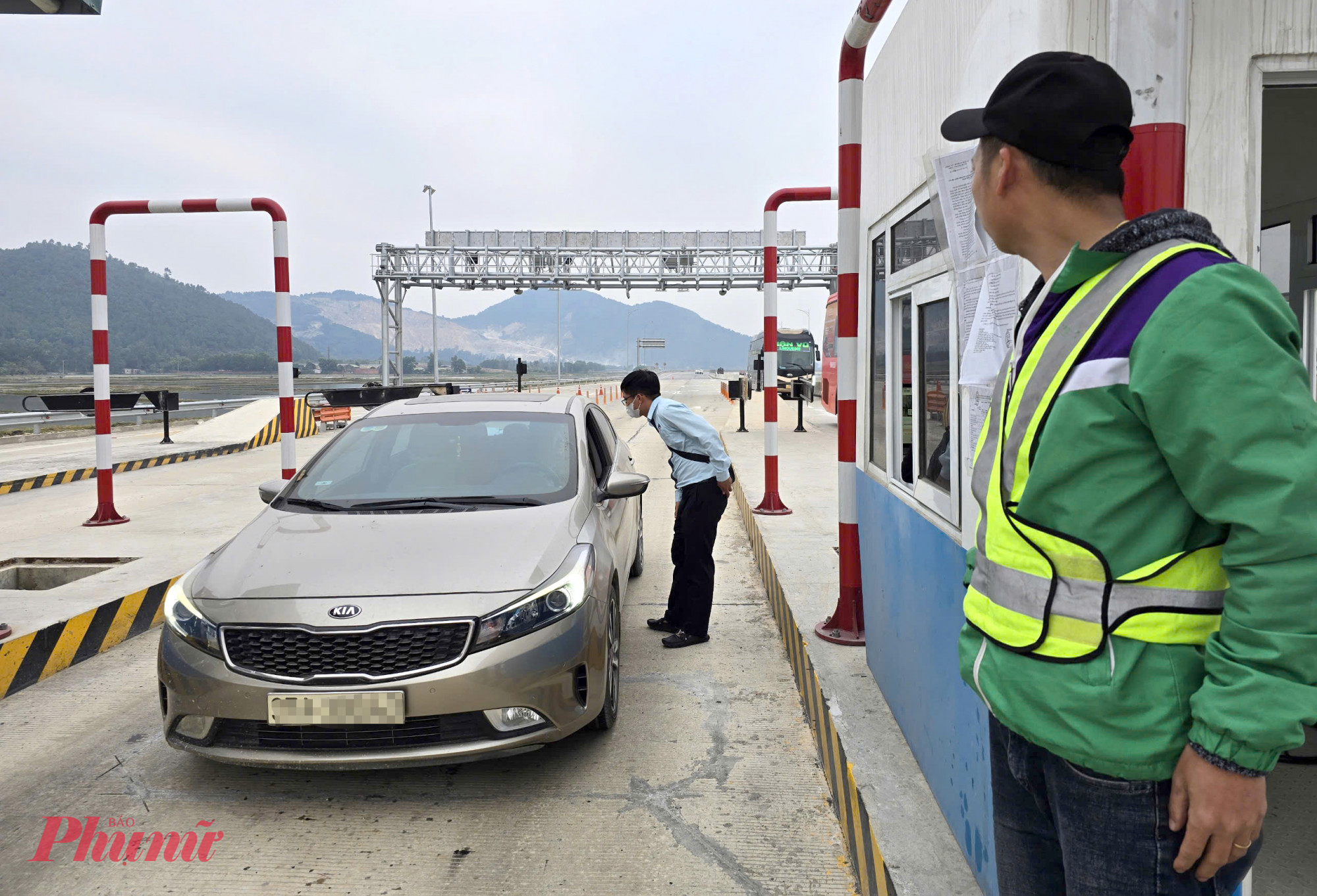 Chủ các phương tiện chưa dán thẻ, mở tài khoản khi lưu thông trên cao tốc Diễn Châu - Bãi Vọt được nhân viên túc trực ở trạm thu phí hỗ trợ - Ảnh: Phan Ngọc