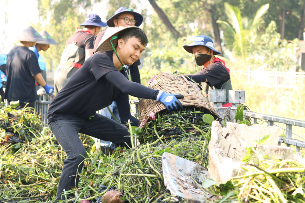 Anh Nguyễn Lương Ngọc - Trưởng ban điều hành Câu lạc bộ Sài Gòn Xanh - vừa điều phối công việc chung của nhóm, vừa tham gia vớt rác