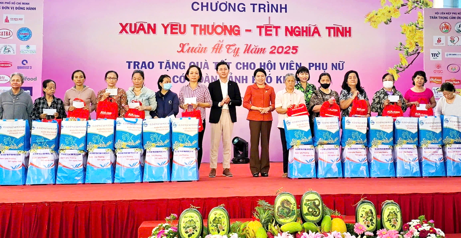 Hội LHPN TPHCM cùng các đơn vị đồng hành tặng quà tết cho hội viên, phụ nữ có hoàn cảnh khó khăn