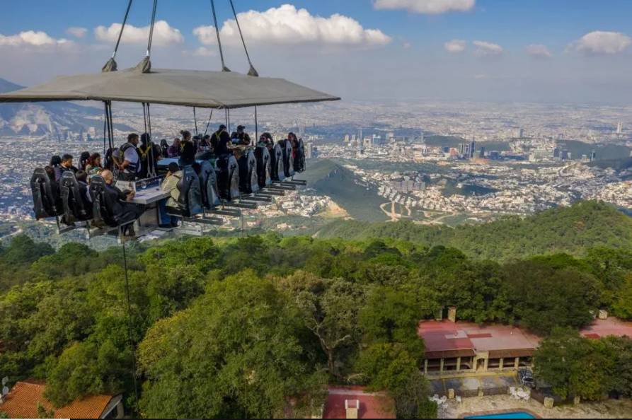 Ăn tối lơ lửng giữa trời: Bữa ăn lơ lửng cao khoảng 45m trong không trung phục vụ tối đa 22 khách. Mọi người thắt dây an toàn vào ghế ngồi của mình, còn các đầu bếp thì nấu ăn ở giữa. Bạn có thể trải nghiệm ở Dubai (UAE), Marrakech (Maroc), Phuket (Thái Lan). Ảnh trên: Bữa tối trên không ở Monterey, Mexico - Ảnh: Dinner in the Sky