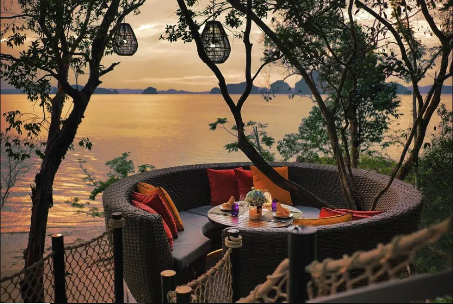 Bữa ăn trên cây ở Thái Lan:  Những bàn ăn ở khu nghỉ dưỡng sang trọng Banyan Tree Krabi tại tỉnh Krabi, Thái Lan được treo lơ lửng trên cây giống như một tổ chim. Du khách vửa thưởng thức bữa chay hoặc hải sản vừa nhìn toàn cảnh ra biển Andaman. Ảnh trên: Bàn ăn tổ chim của Banyan Tree Krabi - Ảnh: Kiattipong Panchee