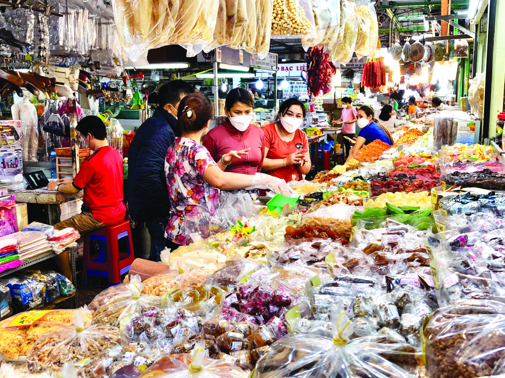 Một quầy bán bánh kẹo tết ở chợ An Đông, quận 5, TPHCM ẢNH: THANH HOA