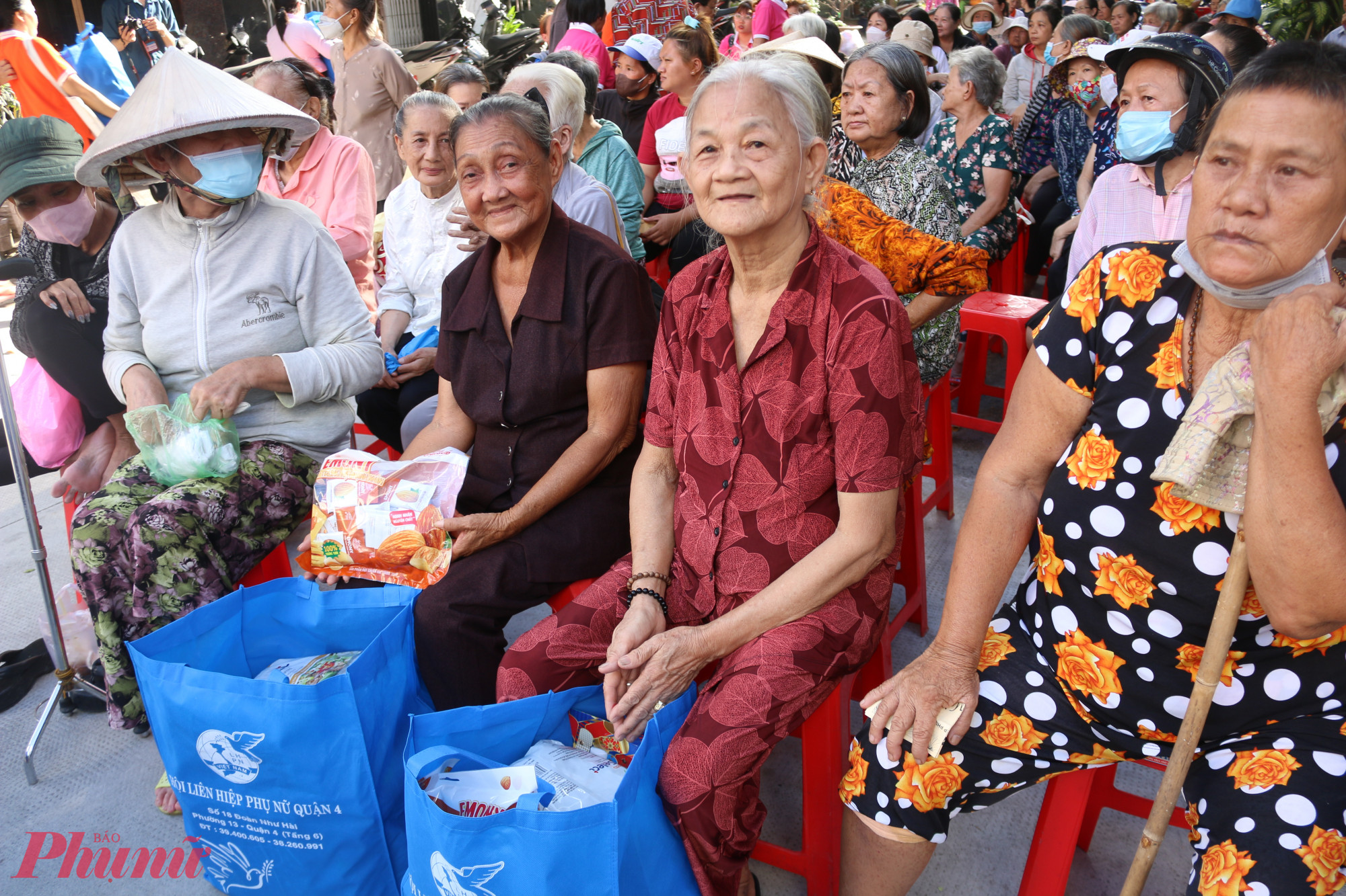 Bà Trần Thị Hoa (79 tuổi) và bà Bạch Ma (79 tuổi), cùng ngụ tại khu phố 6, phường 15, không giấu được niềm vui khi nhận được phần quà Tết. Bà Bạch Ma xúc động chia sẻ: Nhiều năm qua, tôi đều được các chị trong Hội Phụ nữ quan tâm, chăm lo mỗi dịp Tết đến, khiến tôi cảm thấy ấm áp và an ủi trước hoàn cảnh khó khăn của mình. Với phần quà này, tôi và người em khuyết tật ở nhà đã có thể đón một cái Tết đủ đầy hơn!