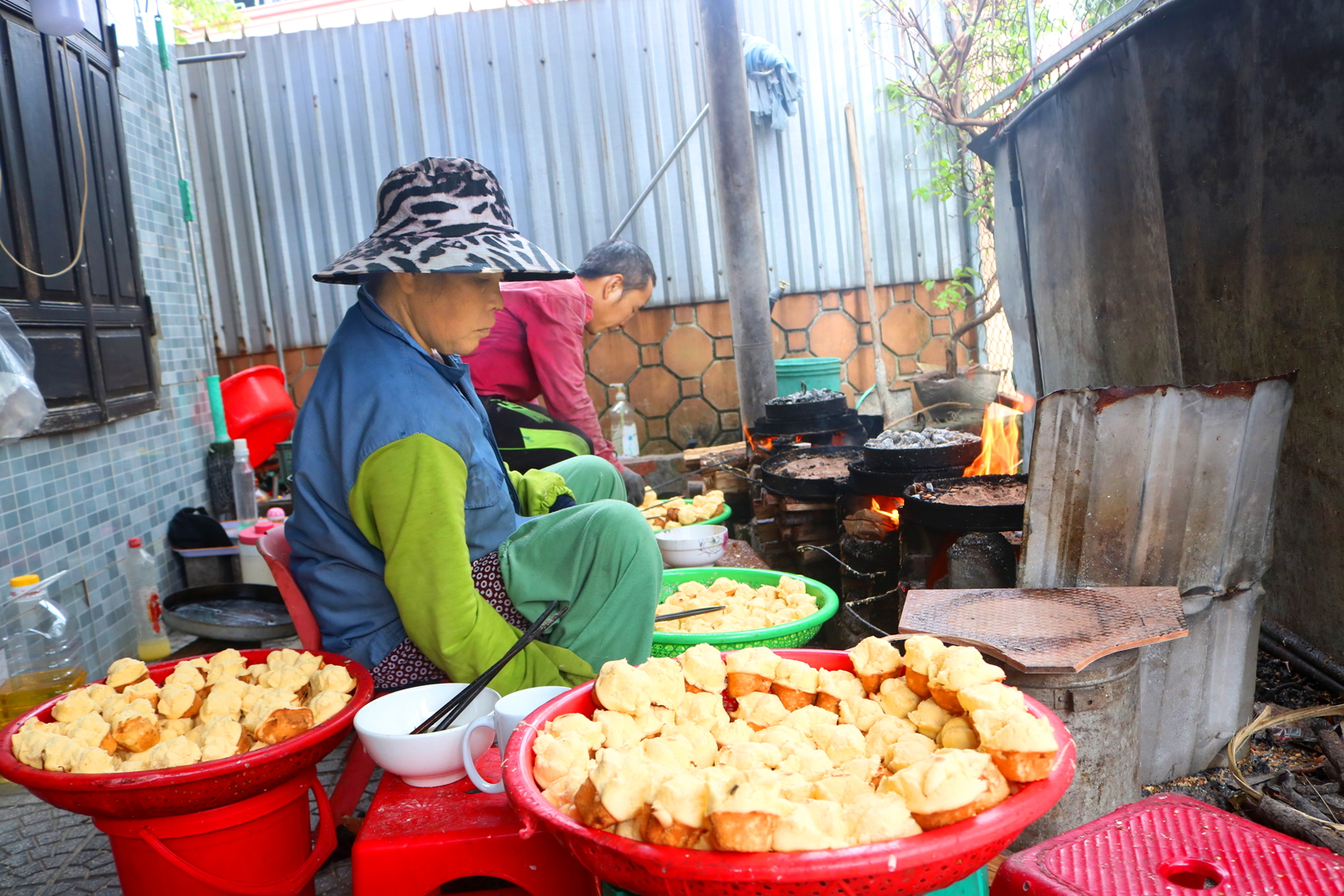 Người làm bánh thuẫn phải vừa làm, vừa nghe ngóng thị trường