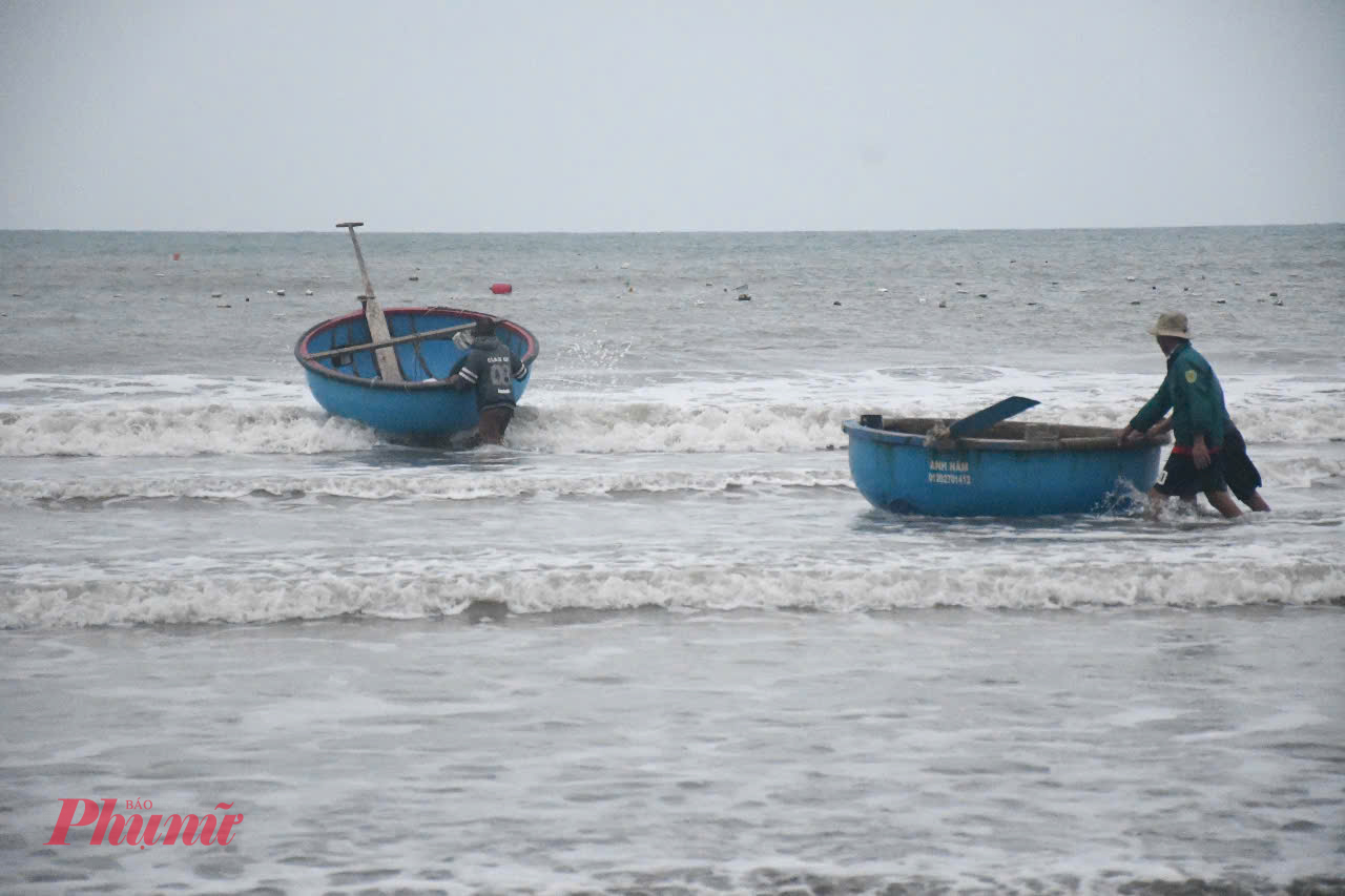 Mùa săn tôm hùm giống bắt đầu từ tháng 10 âm lịch năm trước kéo dài đến tháng 2 năm sau. Giữa tháng Chạp, có hơn 100 người dân ở xã Tịnh Kỳ và xã Tịnh Khê, TP Quảng Ngãi ra khơi bắt tôm.