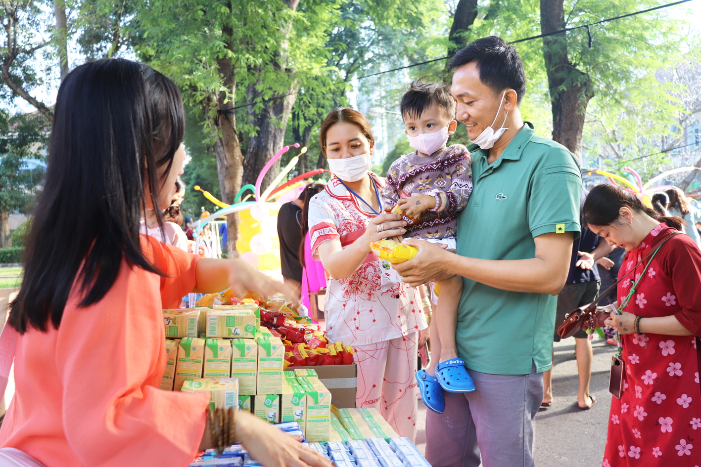 Bệnh nhi và thân nhân tham gia chương trình Xuân yêu thương do Bệnh viện Nhi Đồng 2 tổ chức