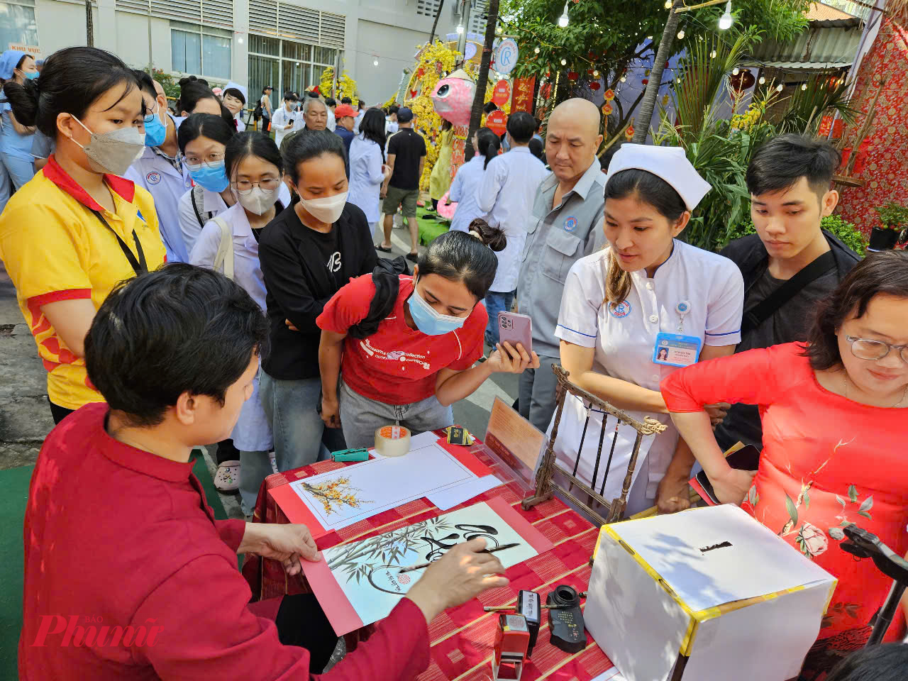 Nơi rộn ràng nhất có lẽ là gian hàng xin chữ đầu năm, bác sĩ, thân nhân, bệnh nhân đứng đợi ông đồ tặng chữ. Đa số người yêu cầu chữ bình an, tết an khang, xuân an lành,... với mong muốn một năm mới nhiều niềm vui, khỏe mạnh, sớm được xuất viện về nhà đón tết