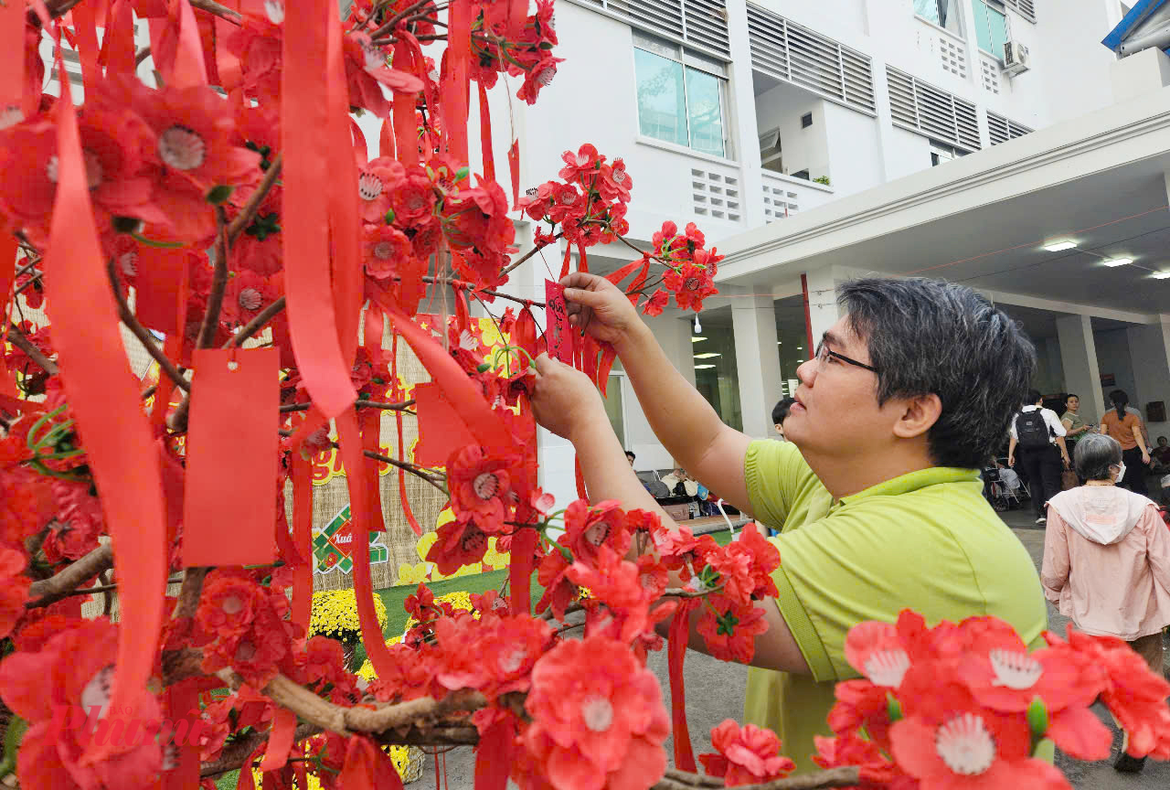 Cây ước nguyện tại Gian hàng nghĩa tình không chỉ chuẩn bị cây ước nguyện để người đến gửi gấm nguyện vọng, mà còn thu hút người bệnh khi được tự lựa chọn quần áo đẹp, nhân viên phòng Công tác xã hội 