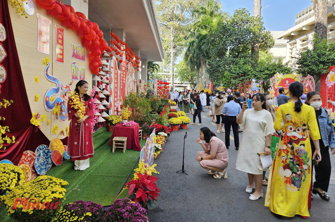 Sáng sớm, mọi người đã lên đồ đi du xuân, làm cho đường hoa trở nên đầy màu sắc, đây cũng đã thời điểm nhiều người bệnh có thêm niềm tin vượt qua nỗi đau bệnh tật