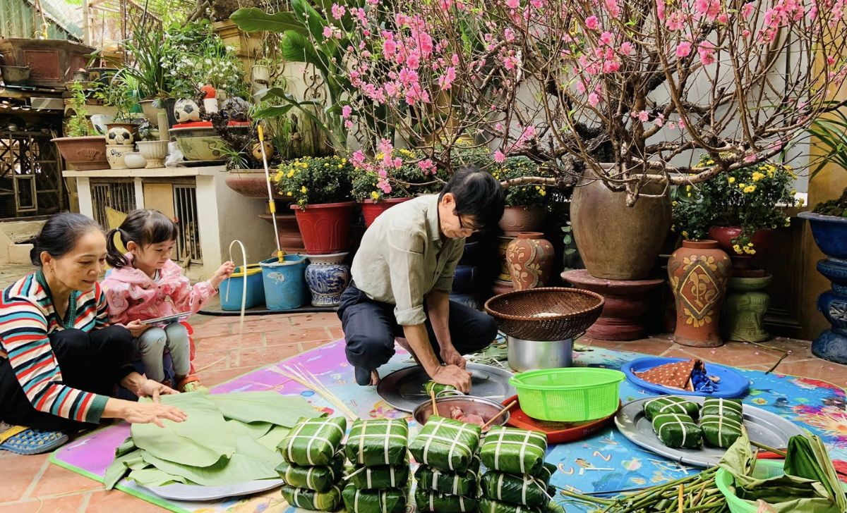 Hiên nhà ba mẹ thành nơi mọi người thích gì bày đó để đón tết...  (Hình minh họa)