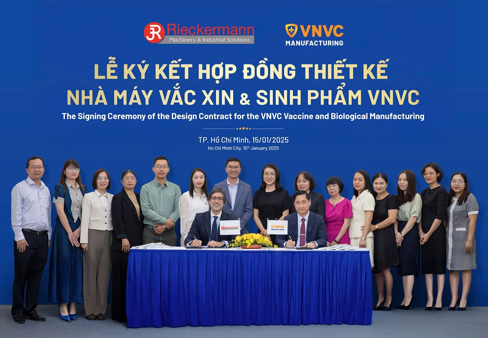 Ông Ngô Chí Dũng - Chủ tịch HĐQT, Tổng giám đốc VNVC và ông Jorge Domingo Guerra - Giám đốc phát triển kinh doanh Tập đoàn Rieckermann, ký hợp đồng thiết kế nhà máy sản xuất vắc xin và sinh phẩm VNVC - Ảnh: VNVC