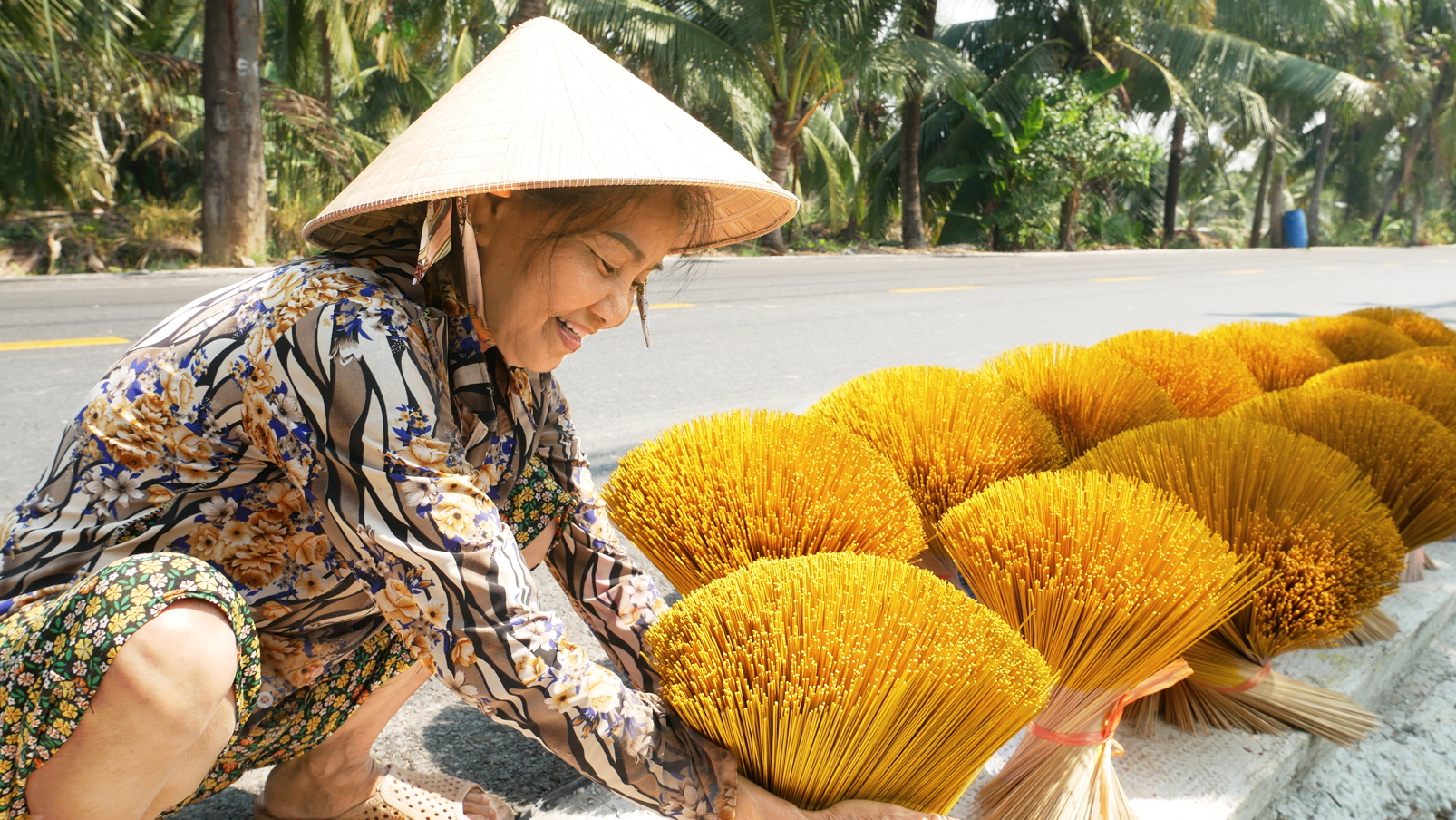 Tăm nhang rực rỡ trên các khoảng sân, lề đường ở làng nghề làm nhang xã Lê Minh Xuân, huyện Bình Chánh