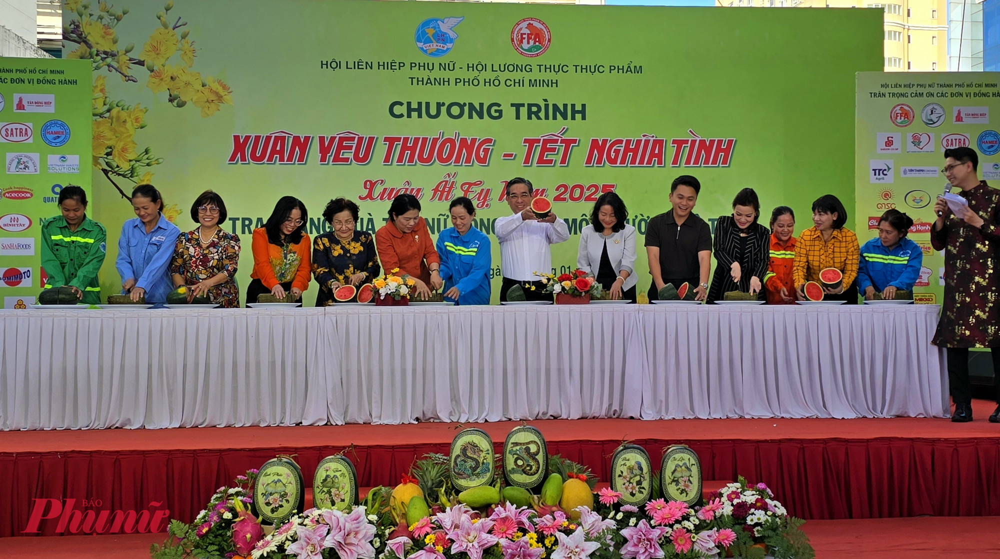 Tại chương trình, lãnh đạo thành phố và các đơn vị, các chị công nhân v