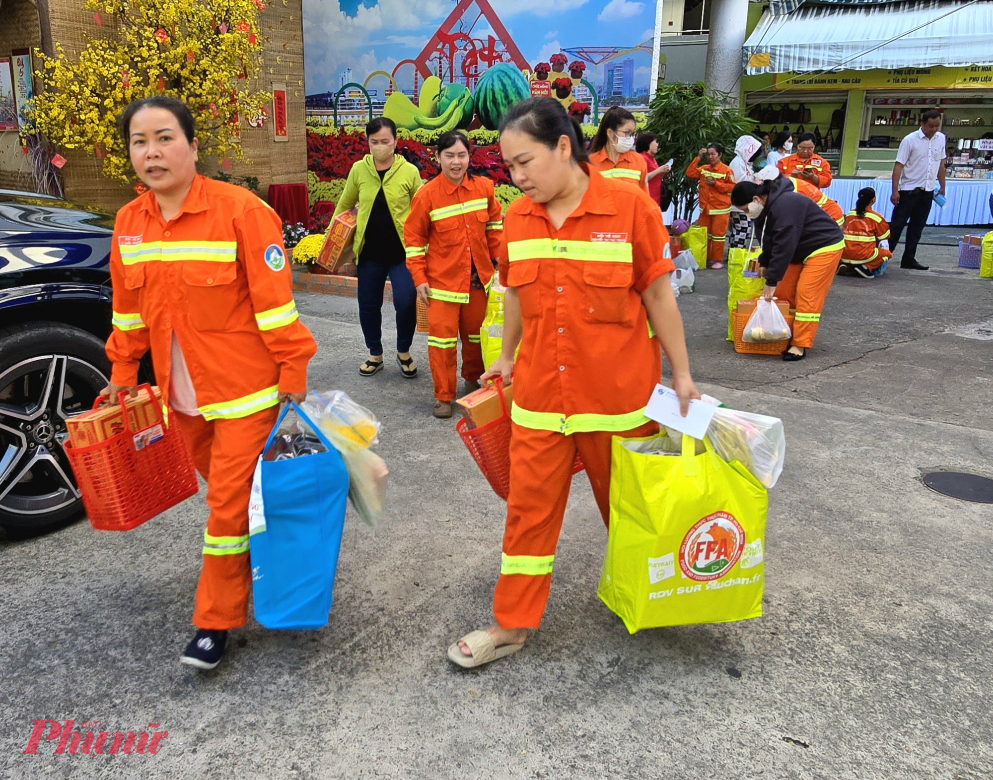 Niềm vui của các chị công nhân khi nhận được sự chăm lo từ các đơn vị tại chương trình, như một lời động viên các chị tiếp tục làm tròn nhiệm vụ, cùng tham gia giữ gìn thành phố xanh - sạch - đẹp