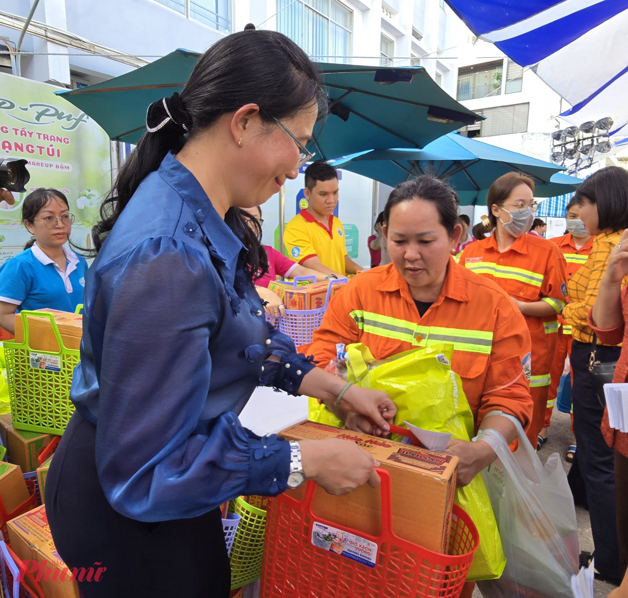 Mỗi chị công nhân môi trường đô thị được tặng phần quà tết (gồm quà và tiền mặt), trị giá 1 triệu đồn 