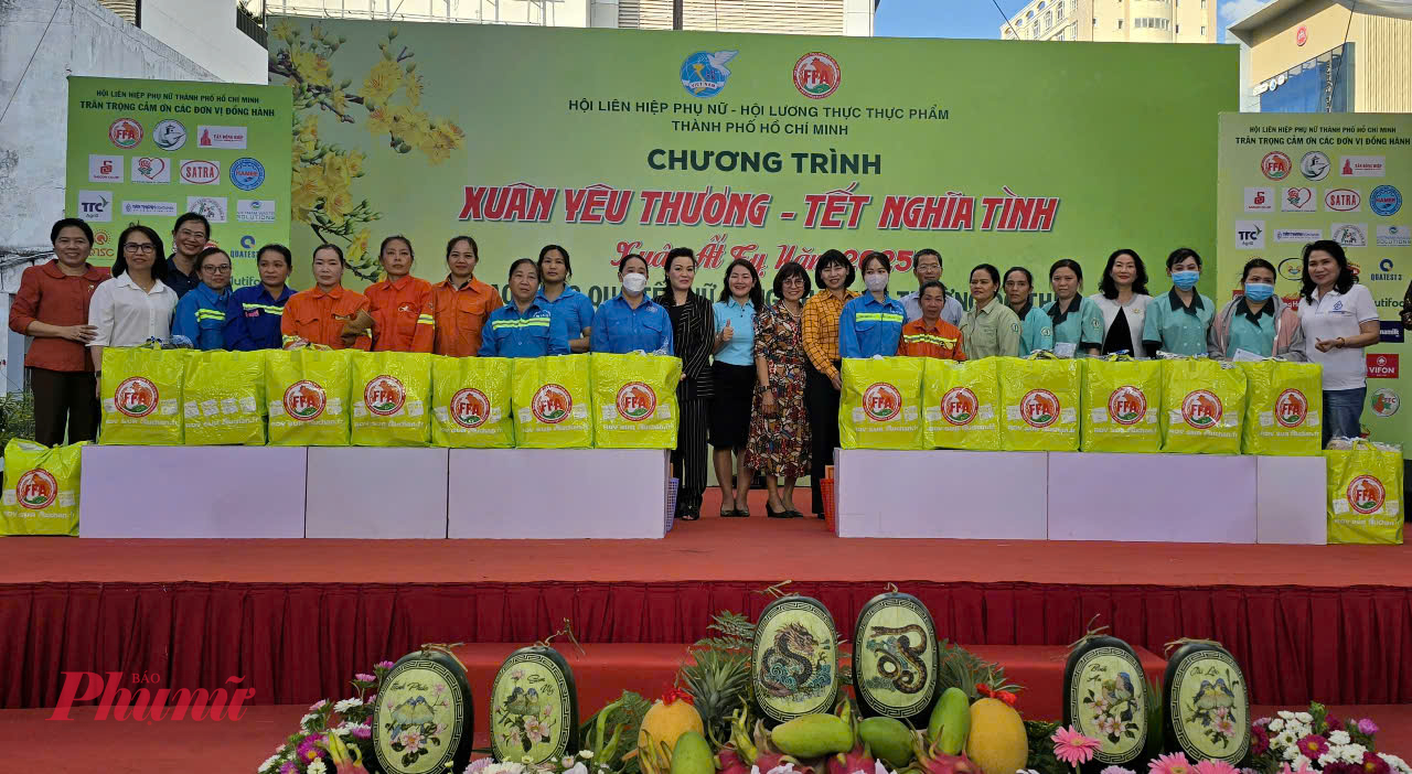 Tại chương trình, các đơn vị đa tặng quà tết đến 300 nữ công nhân 