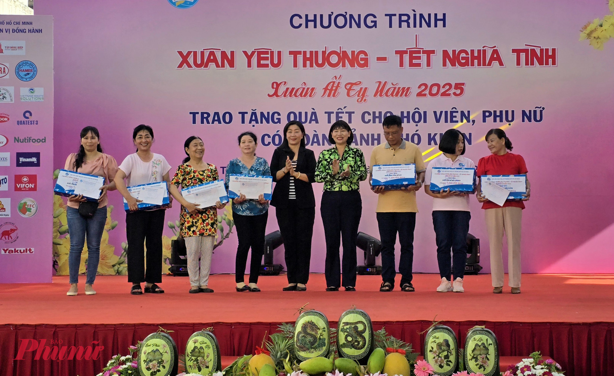 Tại chương trình, Ban tổ chức đã tặng quà, kinh phí 35 triệu đồng cho 7 Mái ấm thuộc Hội Phụ nữ từ thiện TP để tổ chức chăm lo Tết đến các trẻ em tại đâ