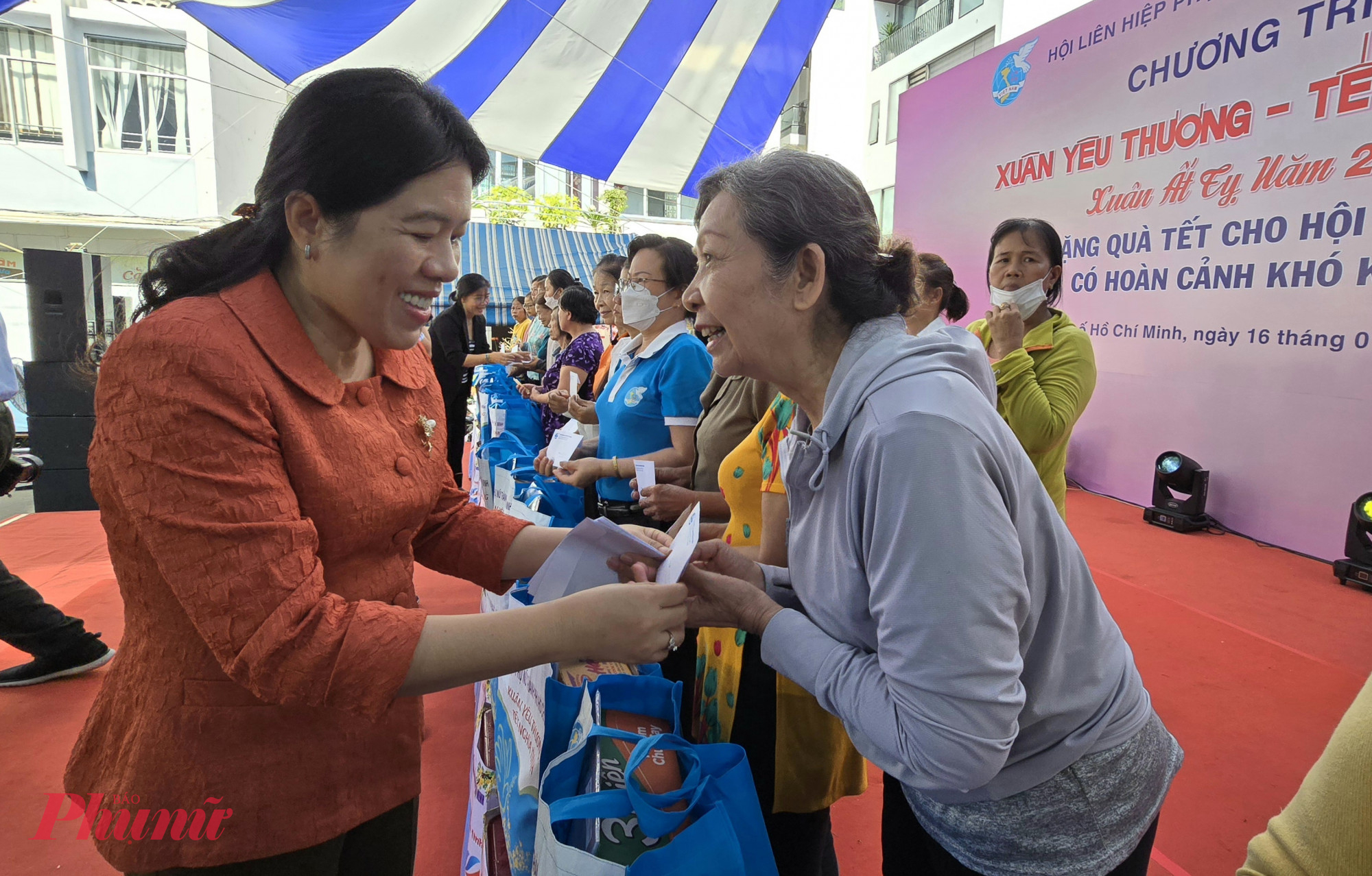 Bà Trần Thị Phương Hoa - cho biết thêm: ngoài các phần quà hôm nay, Hội LHPN TP và các cấp Hội tập trung chăm lo Tết cho các nhóm đối tượng như: Nữ cách mạng lão thành, Gia đình liệt sĩ, gia đình phụ vận, Bà mẹ Việt Nam anh hùng; Cán bộ, chiến sĩ Biên phòng tại các Đồn Biên phòng tại Cần Giờ; nữ công nhân môi trường đô thị, nữ công nhân tại các khu chế xuất, khu công nghiệp, nữ công nhân lao động mất việc khó khăn có hoàn cảnh khó khăn; trẻ mồ côi có hoàn cảnh khó khăn, bệnh nhi nghèo; Trẻ tại các mái ấm, nhà mở; Phụ nữ dân tộc, phụ nữ có đạo, phụ nữ có hoàn cảnh khó khăn, phụ nữ khuyết tật.