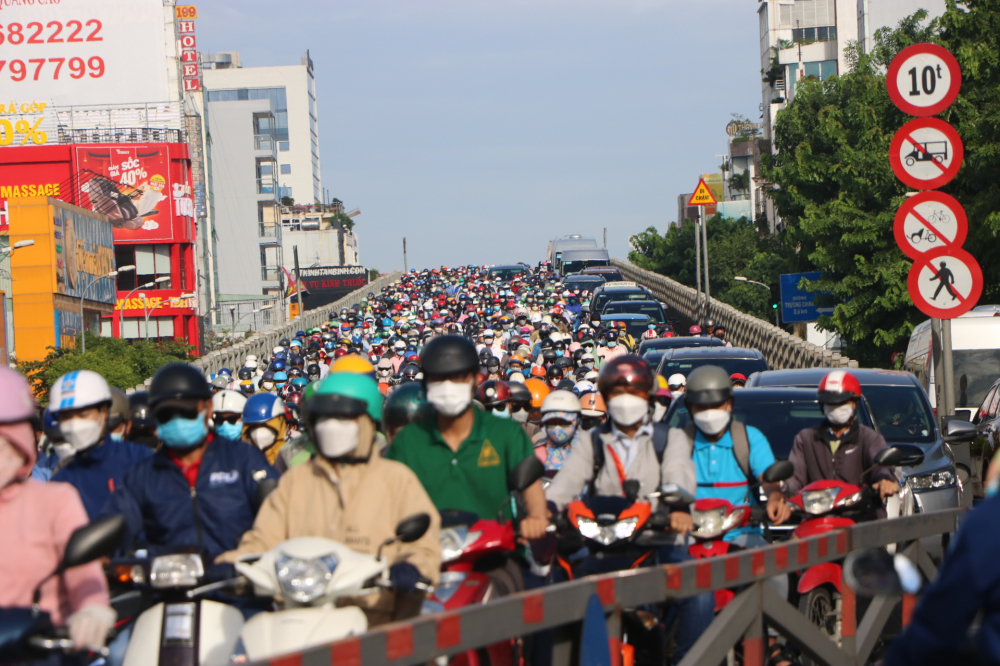 Phương tiện di chuyển qua cầu vượt Hoàng Hoa Thám (quận Tân Bình) vào cửa ngõ Tân Sơn Nhất - Ảnh: Nhã Kỳ