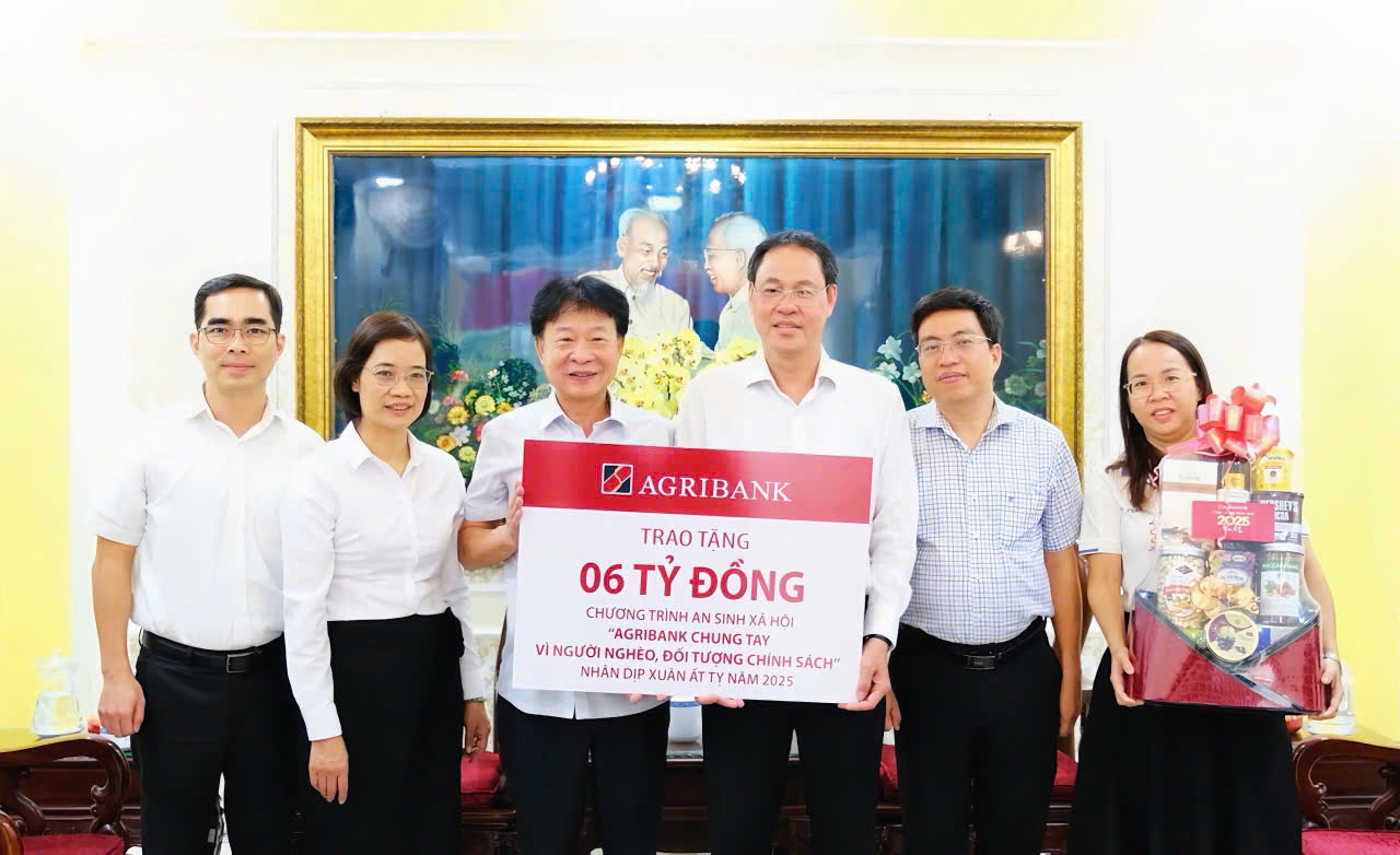 Đồng chí Phạm Trung Kiên, Phó trưởng Văn phòng Đại diện Agribank khu vực miền Nam (bên trái) trao biển tượng trưng tặng kinh phí an sinh xã hội trên địa bàn TP. Hồ Chí Minh nhân dịp Tết Ất Tỵ 2025 - Ảnh: Agribank