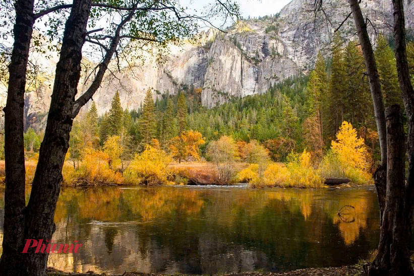 Mùa thu Yosemite vô cùng quyến rũ. Bạn sẽ tận hưởng được điều kỳ diệu khi cắm trại, ngắm sao hay leo núi, trekking ở đây.