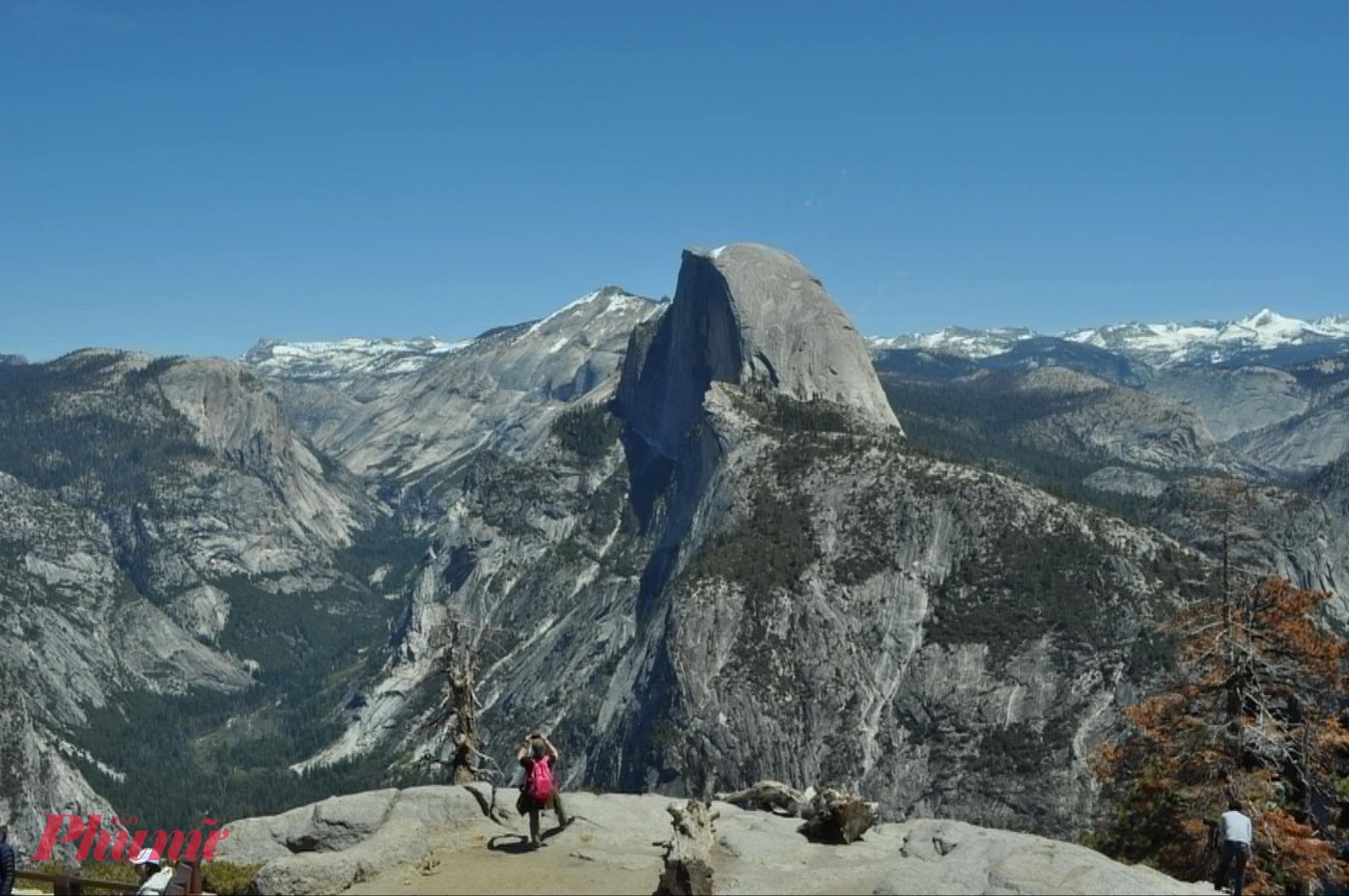 Khi đến Yosemite du khách đừng quên El Capitan. Đây là một vách đá granit cao gần 900m, thu hút rất nhiều nhà leo núi từ khắp nơi trên thế giới. Thêm nữa là Half Dome, một ngọn núi có hình dáng rất đặc biệt và là điểm leo núi và trekking nổi tiếng.