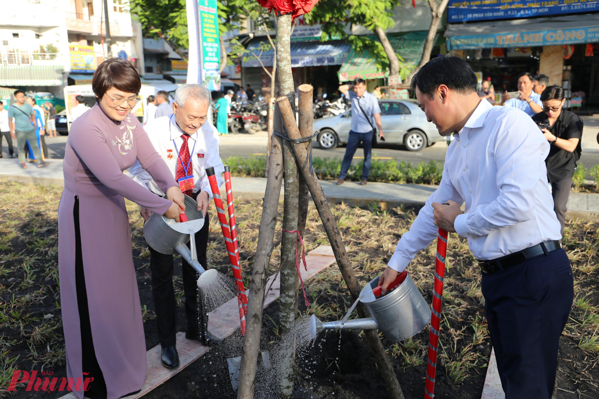 Nhân dịp khánh thành, UBND quận 5 cùng Ban Giao thông TPHCM tổ chức trồng cây lưu niệm và phát động phong trào trồng cây, bảo vệ môi trường. Người dân được kêu gọi không xả rác, bảo vệ mảng xanh và giữ gìn vệ sinh khu vực kênh - Ảnh: Thanh Tâm